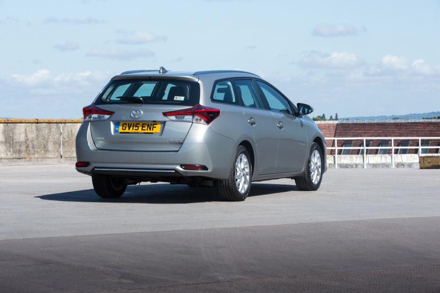  Toyota Auris Touring Sports 2015 года  (UK) (фото 6 из 20)